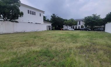 En venta exclusivo terreno al lago en Plaza Lagos, Via a Samborondon