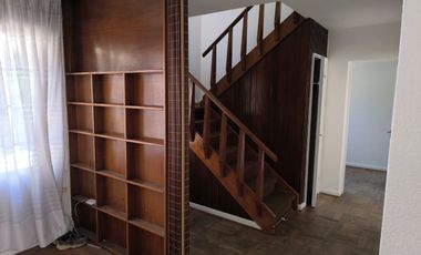 $ 850.000 SE ARRIENDA COMODO CHALET, MUY BUENA UBICACION