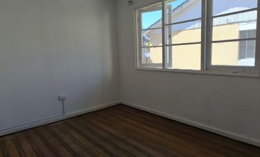 $ 850.000 SE ARRIENDA COMODO CHALET, MUY BUENA UBICACION