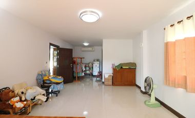 Two Modern Homes for Sale – 5 Bed, 4 Bath, 2 Levels, 1 Rai, Kumphawapi, Udon Thani, Thailand