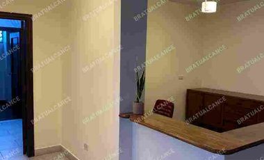Alquiler de departamento Amoblado, ascensor, condominio con seguridad, sector Kennedy Norte