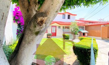 Venta Casa con Jardín Privado
