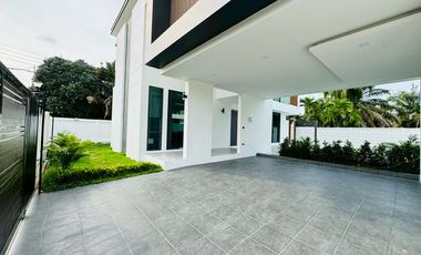 Modern Luxury Pool Villa