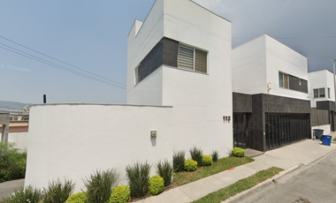 Venta de Casa en Remate, gran ubicación cerca de Plaza Cubres, Col. Colinas de las Cumbres, Monterrey, Nuevo León