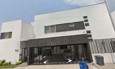 Venta de Casa en Remate, gran ubicación cerca de Plaza Cubres, Col. Colinas de las Cumbres, Monterrey, Nuevo León