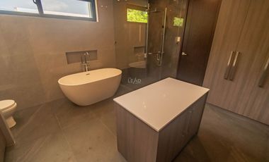 Fully Finished 5 bedroom House and Lot in Tahanan Village BF Homes For Sale