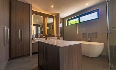 Fully Finished 5 bedroom House and Lot in Tahanan Village BF Homes For Sale
