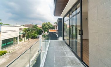 Fully Finished 5 bedroom House and Lot in Tahanan Village BF Homes For Sale