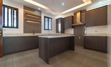 Fully Finished 5 bedroom House and Lot in Tahanan Village BF Homes For Sale