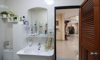 An Outstanding 4 BRM, 4 BATH, 2 Level Home For Sale In Mak Khaeng, Udon Thani, Thailand.