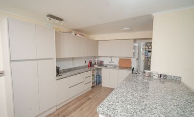 SE VENDE DEPARTAMENTO EN CONDOMINIO JARDINES DE HUAYQUIQUE.