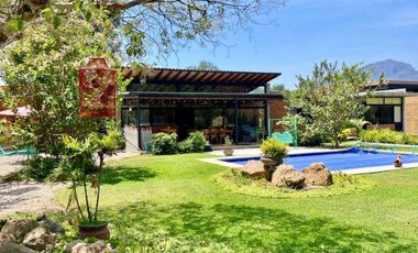 Casa, gran jardín y vista al Tepozteco, en venta, Tepoztlán, CDMX