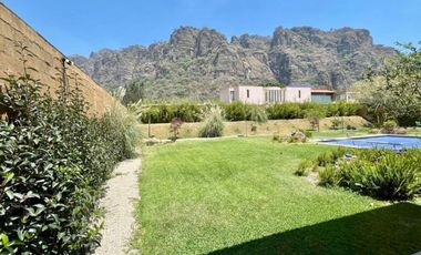 Casa, gran jardín y vista al Tepozteco, en venta, Tepoztlán, CDMX