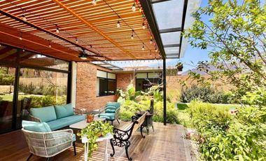 Casa, gran jardín y vista al Tepozteco, en venta, Tepoztlán, CDMX