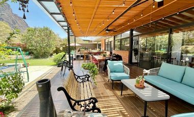 Casa, gran jardín y vista al Tepozteco, en venta, Tepoztlán, CDMX