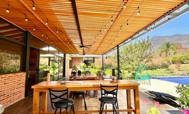 Casa, gran jardín y vista al Tepozteco, en venta, Tepoztlán, CDMX