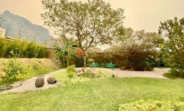 Casa, gran jardín y vista al Tepozteco, en venta, Tepoztlán, CDMX