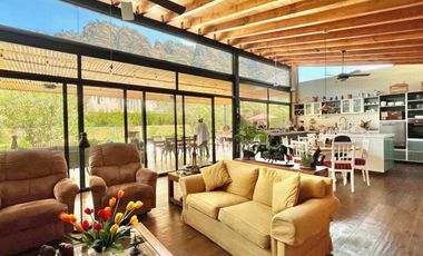 Casa, gran jardín y vista al Tepozteco, en venta, Tepoztlán, CDMX