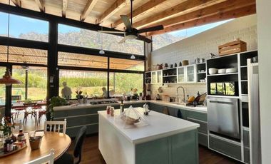 Casa, gran jardín y vista al Tepozteco, en venta, Tepoztlán, CDMX