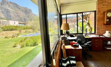 Casa, gran jardín y vista al Tepozteco, en venta, Tepoztlán, CDMX