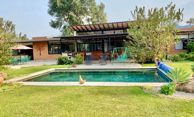 Casa, gran jardín y vista al Tepozteco, en venta, Tepoztlán, CDMX