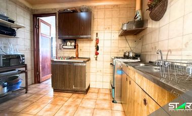 SE VENDE LINDA Y AMPLIA CASA DEL EMBLEMÁTICO JORGE PEDREROS CON EXCELENTE UBICACION Y EN UN SECTOR TRANQUILO.
