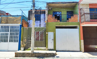Casa para remodelar en venta en el oriente de Guadalajara a una cuadra del Parque de la Solidaridad