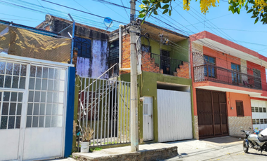 Casa para remodelar en venta en el oriente de Guadalajara a una cuadra del Parque de la Solidaridad