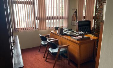 de venta  casa independiente para oficinas o vivienda o ambas  a pocas cuadras de la Carolina