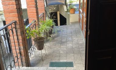 de venta  casa independiente para oficinas o vivienda o ambas  a pocas cuadras de la Carolina