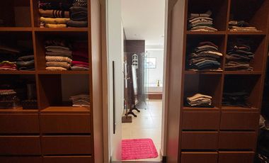 Exclusividad y naturaleza: casa de lujo con jardín interior y cancha de tenis
