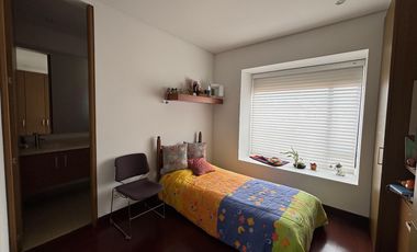 Exclusividad y naturaleza: casa de lujo con jardín interior y cancha de tenis