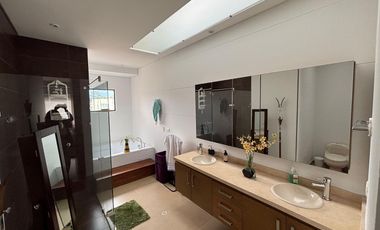 Exclusividad y naturaleza: casa de lujo con jardín interior y cancha de tenis