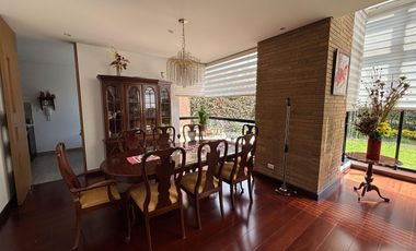 Exclusividad y naturaleza: casa de lujo con jardín interior y cancha de tenis