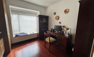 Exclusividad y naturaleza: casa de lujo con jardín interior y cancha de tenis