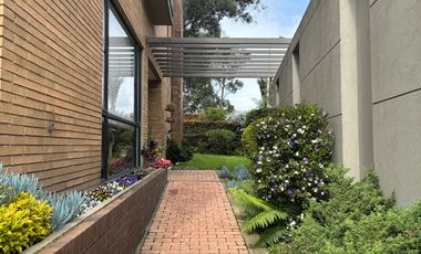Exclusividad y naturaleza: casa de lujo con jardín interior y cancha de tenis