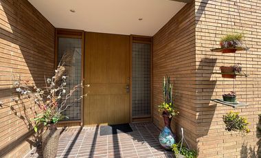 Exclusividad y naturaleza: casa de lujo con jardín interior y cancha de tenis