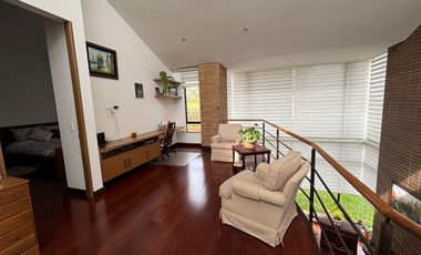 Exclusividad y naturaleza: casa de lujo con jardín interior y cancha de tenis