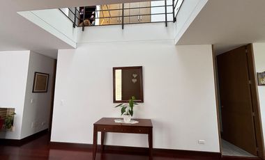 Exclusividad y naturaleza: casa de lujo con jardín interior y cancha de tenis