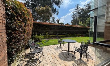 Exclusividad y naturaleza: casa de lujo con jardín interior y cancha de tenis