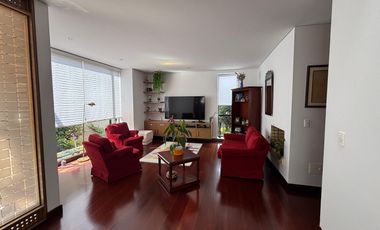 Exclusividad y naturaleza: casa de lujo con jardín interior y cancha de tenis