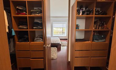 Exclusividad y naturaleza: casa de lujo con jardín interior y cancha de tenis