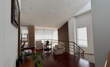 Exclusividad y naturaleza: casa de lujo con jardín interior y cancha de tenis
