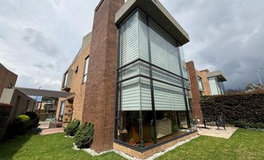 Exclusividad y naturaleza: casa de lujo con jardín interior y cancha de tenis