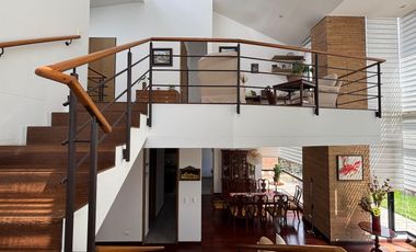 Exclusividad y naturaleza: casa de lujo con jardín interior y cancha de tenis
