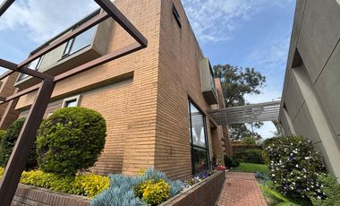 Exclusividad y naturaleza: casa de lujo con jardín interior y cancha de tenis