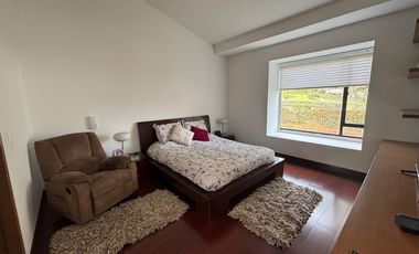 Exclusividad y naturaleza: casa de lujo con jardín interior y cancha de tenis