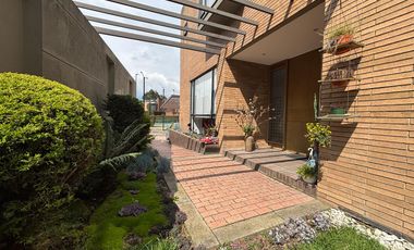 Exclusividad y naturaleza: casa de lujo con jardín interior y cancha de tenis