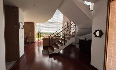 Exclusividad y naturaleza: casa de lujo con jardín interior y cancha de tenis