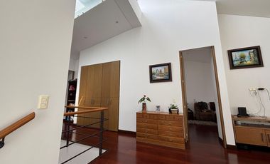 Exclusividad y naturaleza: casa de lujo con jardín interior y cancha de tenis